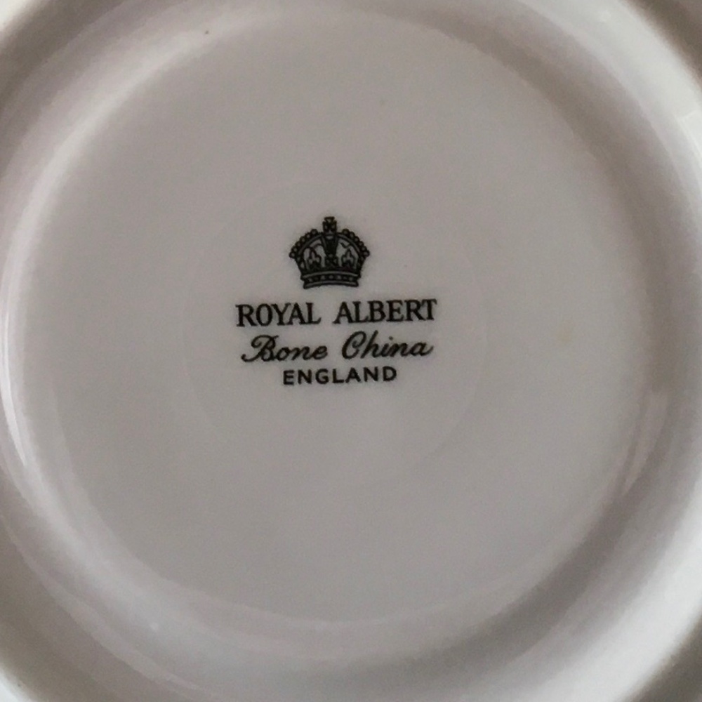 Rare vintage Royal Albert bone china tea cup with a floral design - Picture 4 of 6